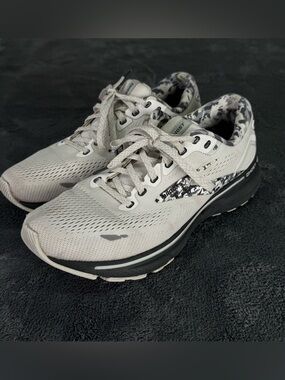 Brooks Women's Ghost Light Gray/Black Athletic Running Shoes Size 9.5